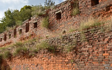 Gdańsk – średniowieczne mury obronne przy Podwalu Staromiejskim - stan z 2020 roku - 390578244