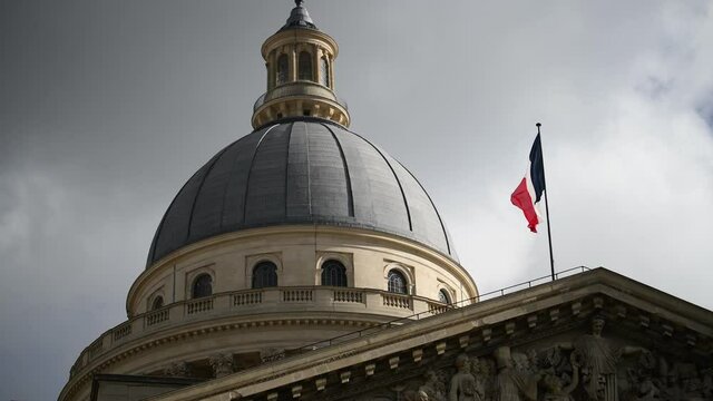 Le panth&eacute;on avec le drapeau fran&ccedil;ais flottant 