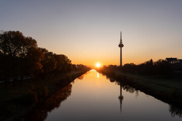 Fototapeta na wymiar Sonnenaufgang in Mannheim über dem Neckar