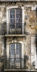 Balcons de maison abandonnée à Lisboa, Portugal