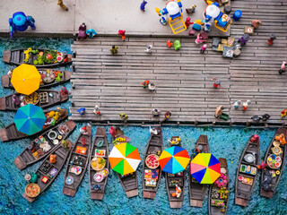 海辺で開かれるボートのマーケットを上から見たジオラマ