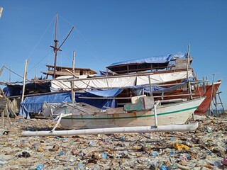 Fototapeta na wymiar old boat on beach