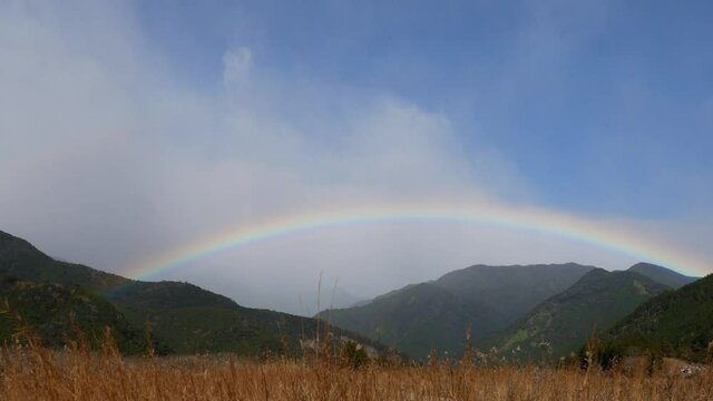冬の虹　大台ケ原山から降りてくる雪雲　風に揺れるススキ