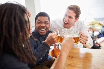 Glückliche Männer als Freunde jubeln beim Bier trinken