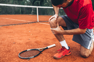 tennis player have a knee injury