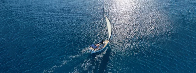 Tafelkleed Luchtfoto drone ultra brede foto van prachtige zeilboot zeilen in tropische exotische baai met smaragd heldere zee © aerial-drone