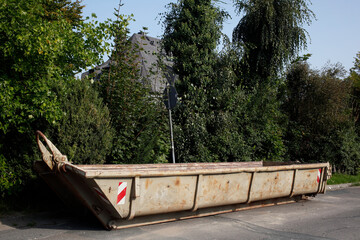 Container, Absetzmulde für Bauschutt auf der Straße stehend vor einem Wohngebäude ,  Deutschland, Europa