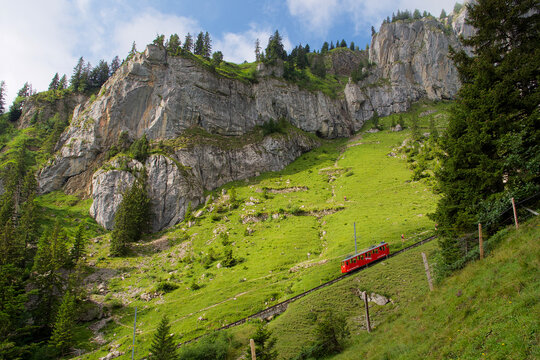 Zahnradbahn in den Schweizer Alpen