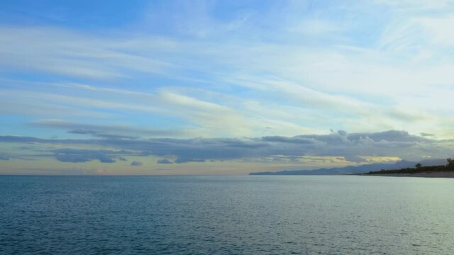 Vista aerea di un oceano calmo