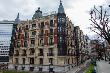 Fototapeta na wymiar Paisaje urbano del centro de Bilbao