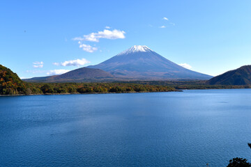 本栖湖から見える秋の富士山