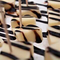 Käse mit Balsamico Crema