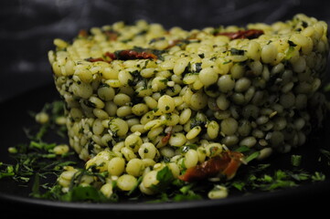 Салат кус-кус с вялеными томатами