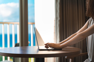 海が見えるホテルで仕事する女性