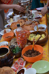 hands holding a pottery