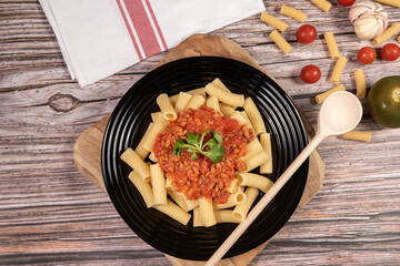 Macarrones con salsa de tomate, carne y cebolla