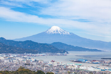 Fototapeta na wymiar 日本平から見た富士山と清水の街並み