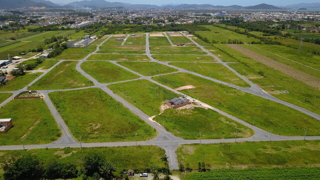 Vista a&eacute;rea de empreendimento imobili&aacute;rio, loteamento em Palho&ccedil;a, Santa Catarina Brasil 