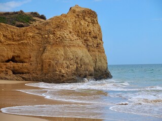 Fototapeta na wymiar Red cliffs at a beautiful Algarve beach in Portugal