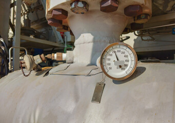Pressure gauge for monitoring measure pressure production process, Oil and gas or...