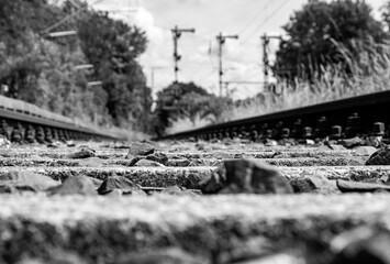 Detailaufnahme von Schotter in einem Eisenbahn Gleisbett schwarzweiss