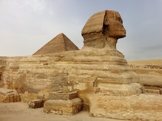La esfinge de Giza es una colosal estatua de piedra caliza de una esfinge reclinada ubicada en Giza junto con las pirámides. 2015.