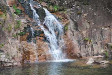 Obraz premium Cascata Tahiti Gerês Portugal - queda de água - rio montanha
