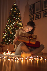 Obraz na płótnie Canvas Woman opening Christmas gifts