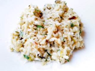 Risotto with fresh cream, salted chicken, rehydrated chips and mushrooms