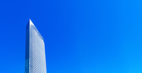 Fototapeta na wymiar 電通　電通本社ビルの外観　【東京都の都市風景】（被写体の敷地外から外観を撮影しています）