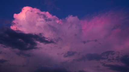 Cumulonimbus rose photographié quelques minutes après le coucher du soleil, pendant l'heure bleue