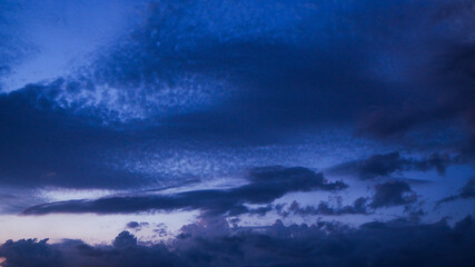 Ciel instable, pommelé de cirrocumulus, pendant l'heure bleue