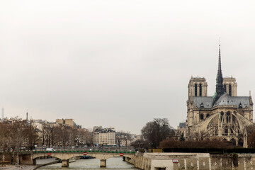 Obraz premium Catedaral de Notre Dame o Cathedrale Notre-Dame cerca del Rio Sena, en la ciudad de Paris, pais de Francia