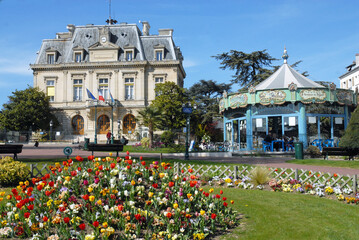 Ville de Nogent-sur-Marne, l'Hôtel de Ville et ses jardins, vieux manège devant un parterre de fleurs,  département du Val de Marne, France