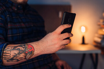 Chico sujetando con las manos smartphone