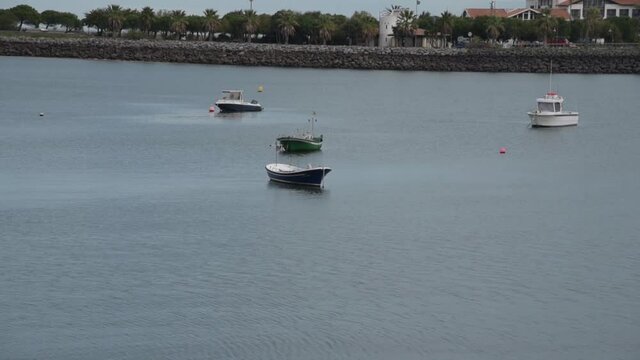 Barcos varados en el mar, Hondarribia, guipuzcoa. espa&ntilde;a. Buen tiempo en la costa vasca con los barcos moviendose por el mar. 
