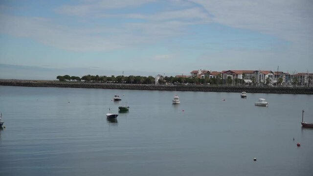 Barcos varados en el mar, Hondarribia, guipuzcoa. espa&ntilde;a. Buen tiempo en la costa vasca con los barcos moviendose por el mar. 