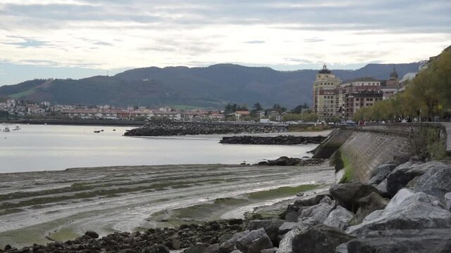 Hondarribia, pais vasco. Espa&ntilde;a. La costa vasca y el pueblo en un dia nublado. 