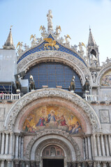 Obraz premium The beautiful Basilica of St Mark in Venice. This is a beautiful and ornate buildings in Venice. The image includes the distinguished winged Lion of Venice.