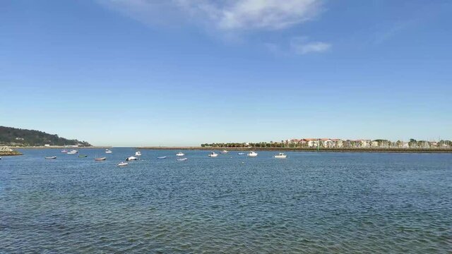 Barcos varados en el mar, Hondarribia, guipuzcoa. espa&ntilde;a. Buen tiempo en la costa vasca con los barcos moviendose por el mar. 