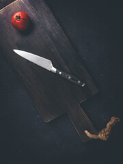 Tomate mit Messer