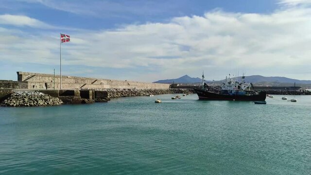 Puerto de hondarribia, guipuzcoa. pais vasco, espa&ntilde;a. Barcos varados, con la bandera ikurri&ntilde;a al viento. 