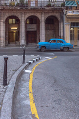 carro azul en La Habana cuba 