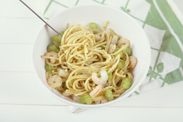 Pasta with pesto and shrimps
