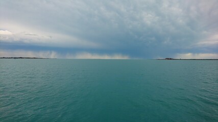 озеро уходящее за горизонт