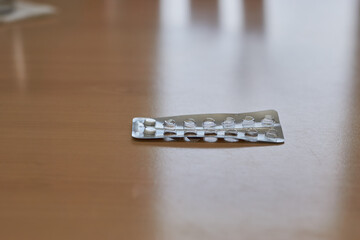 Tablettenriegel fast leer mit nur 2 Tabletten Medizin