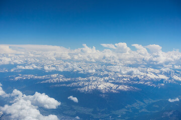 Fototapeta premium Über den Wolken mit blauem Himmel und schneebedeckten Berggipfeln