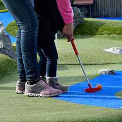 mutter und kind beim minigolf