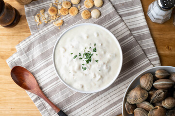 clam chowder with fresh clam and oyster cracker