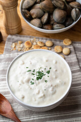 clam chowder with fresh clam and oyster cracker